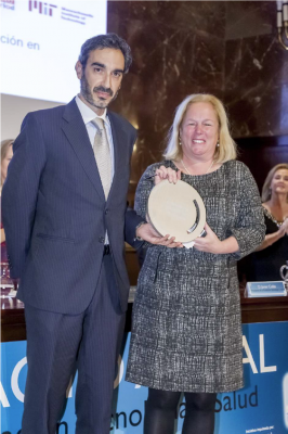 Dr Luis Sánchez (left) and Dr Martha Gray (right) accepting the prize from the Fundación Tecnología y Salud for M+Visión’s contributions to healthcare and economic development.